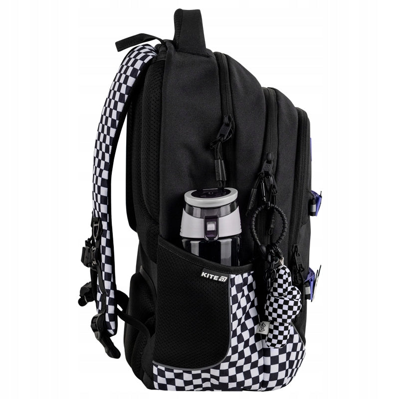 Widok bocznej kieszeni z siatką na bidon oraz dodatkowej kieszeni zapinanej na zamek.