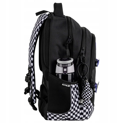 Widok bocznej kieszeni z siatką na bidon oraz dodatkowej kieszeni zapinanej na zamek.