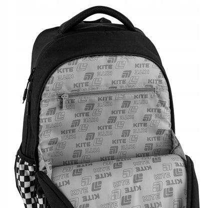 Zbliżenie na funkcjonalną kieszeń zapinaną na zamek, idealną do bezpiecznego przechowywania drobnych przedmiotów.