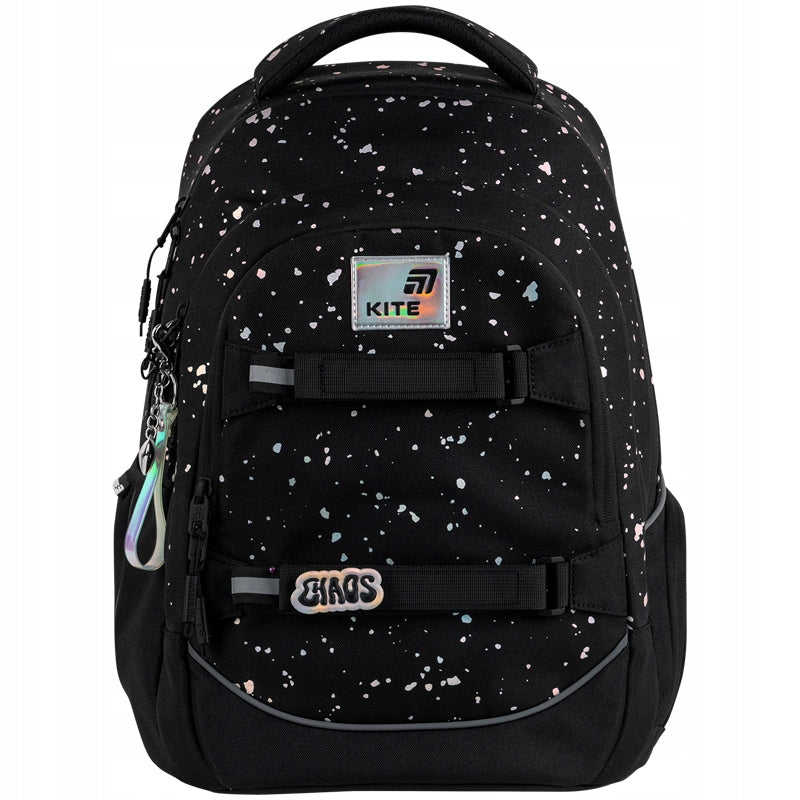 Front czarnego plecaka z widocznym holograficznym nadrukiem i brelokiem-zawieszką.