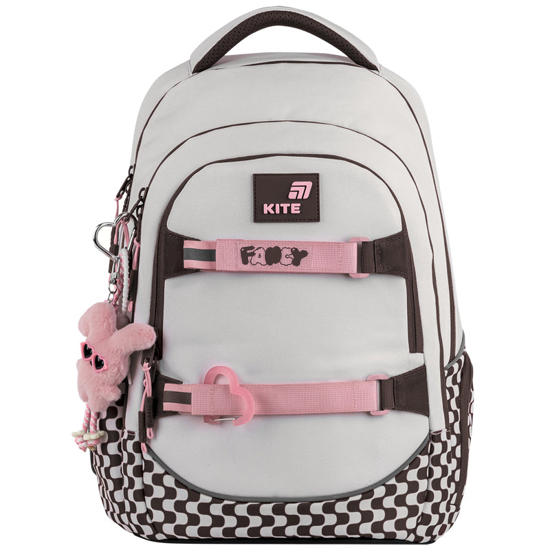 Front beżowego plecaka Kite z widocznym odblaskowym logo i brelokiem.