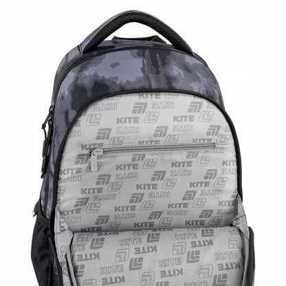 Zbliżenie na wewnętrzną kieszonkę zamykaną na suwak na drobne przedmioty.