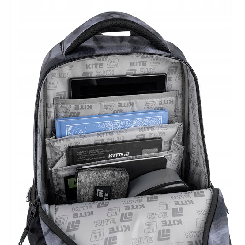 Widok wnętrza pojemnej komory głównej z przegrodami na książki i gumką.