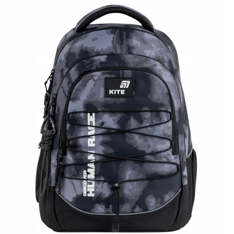 Front plecaka z widocznym sznurowaniem, świecącym rysunkiem i logo Batman.