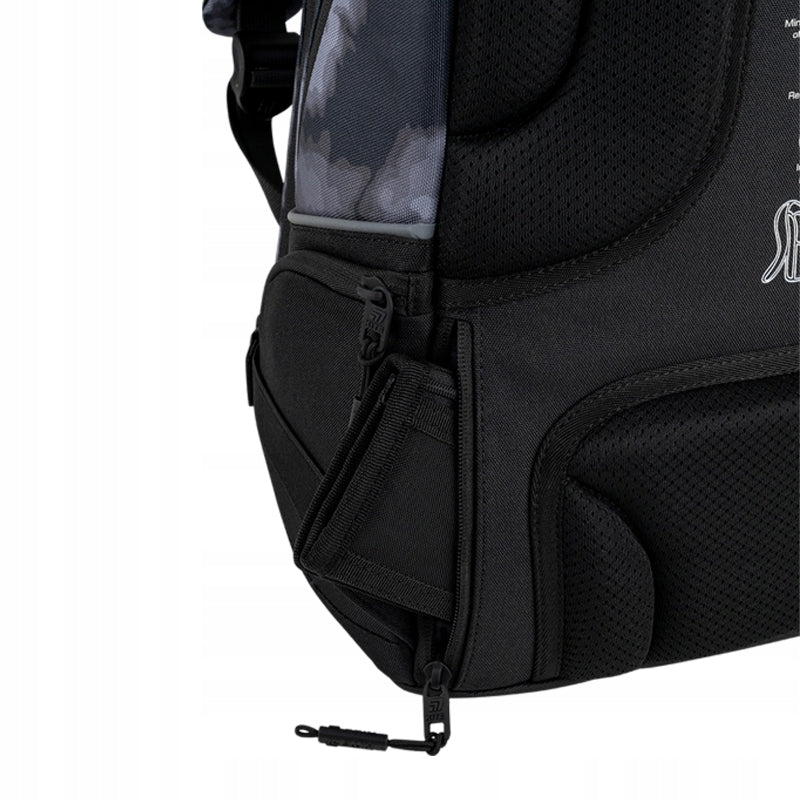 Zbliżenie na bezpieczny schowek ukryty w tylnym panelu plecaka.