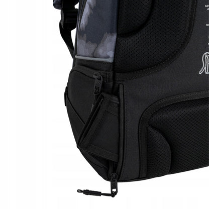 Zbliżenie na bezpieczny schowek ukryty w tylnym panelu plecaka.