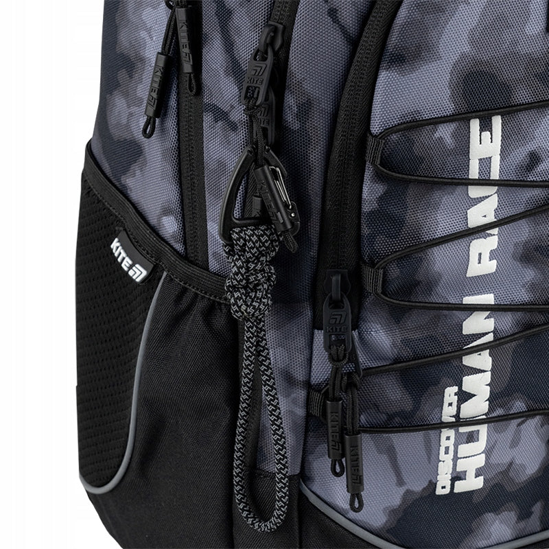 Zbliżenie na holograficzny brelok oraz precyzyjne wykończenie materiału.