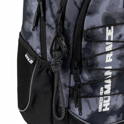 Zbliżenie na holograficzny brelok oraz precyzyjne wykończenie materiału.