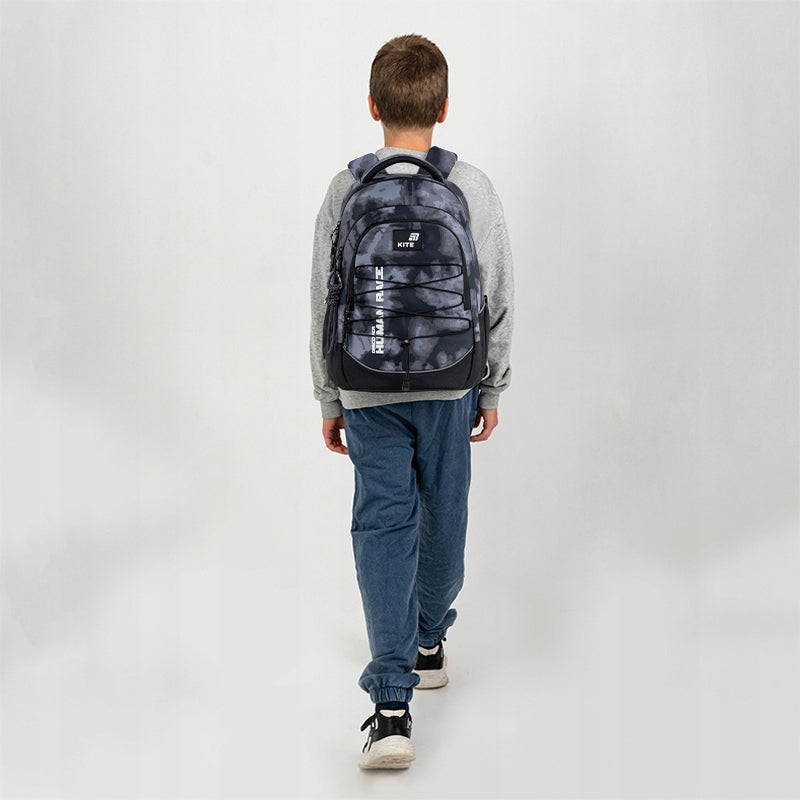 Plecak na plecach chłopca z zapiętym pasem piersiowym stabilizującym system AGS.