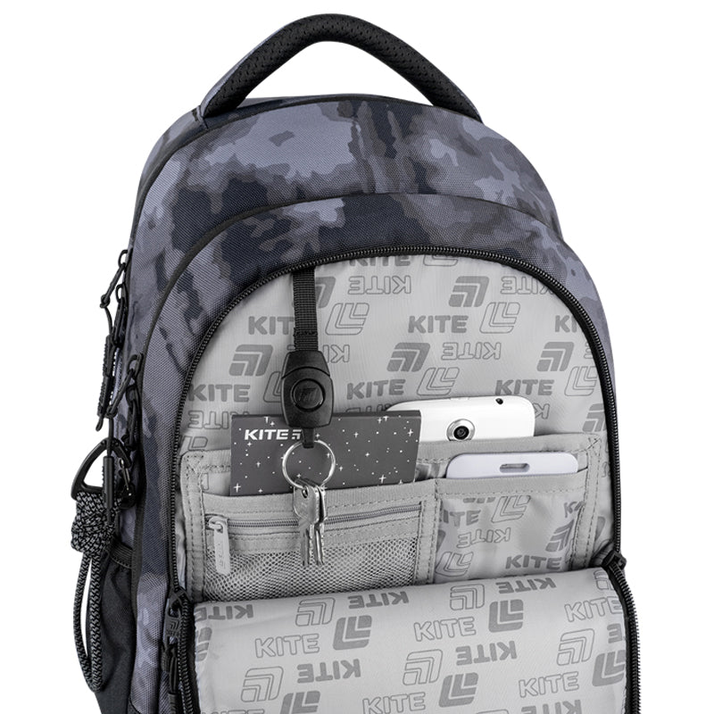 Otwarta przednia komora z organizerem i odpiętą kluczówką.