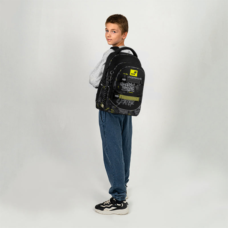 Widok plecaka na plecach.