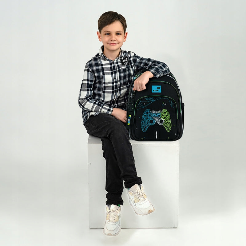 Chłopiec z plecakiem szkolnym Kite do szkoły