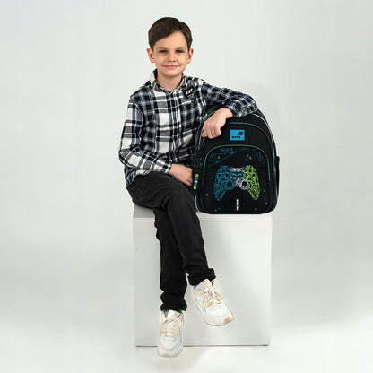 Chłopiec z plecakiem szkolnym Kite do szkoły