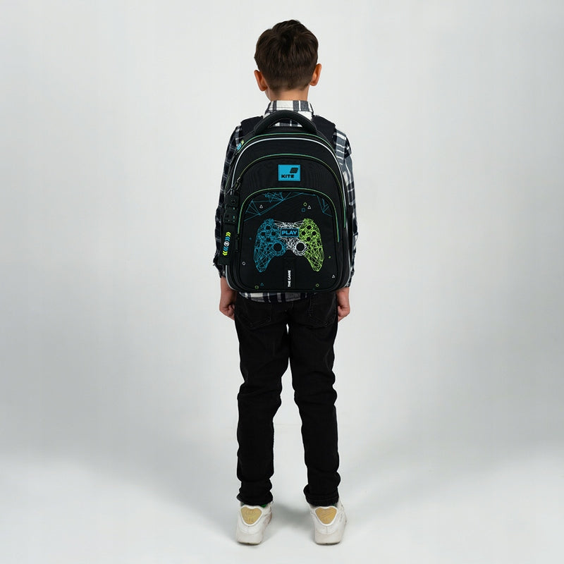 Plecak szkolny Kite na plecach dziecka