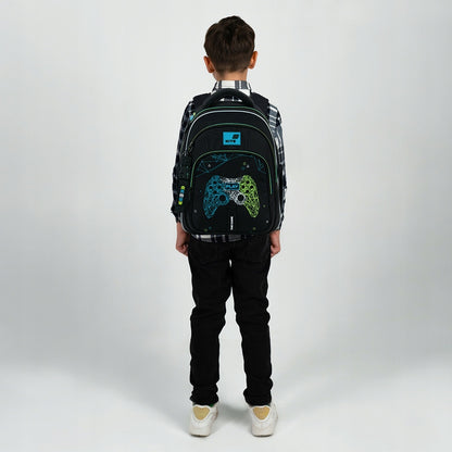 Plecak szkolny Kite na plecach dziecka