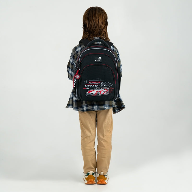 Plecak szkolny Kite na plecach dziecka