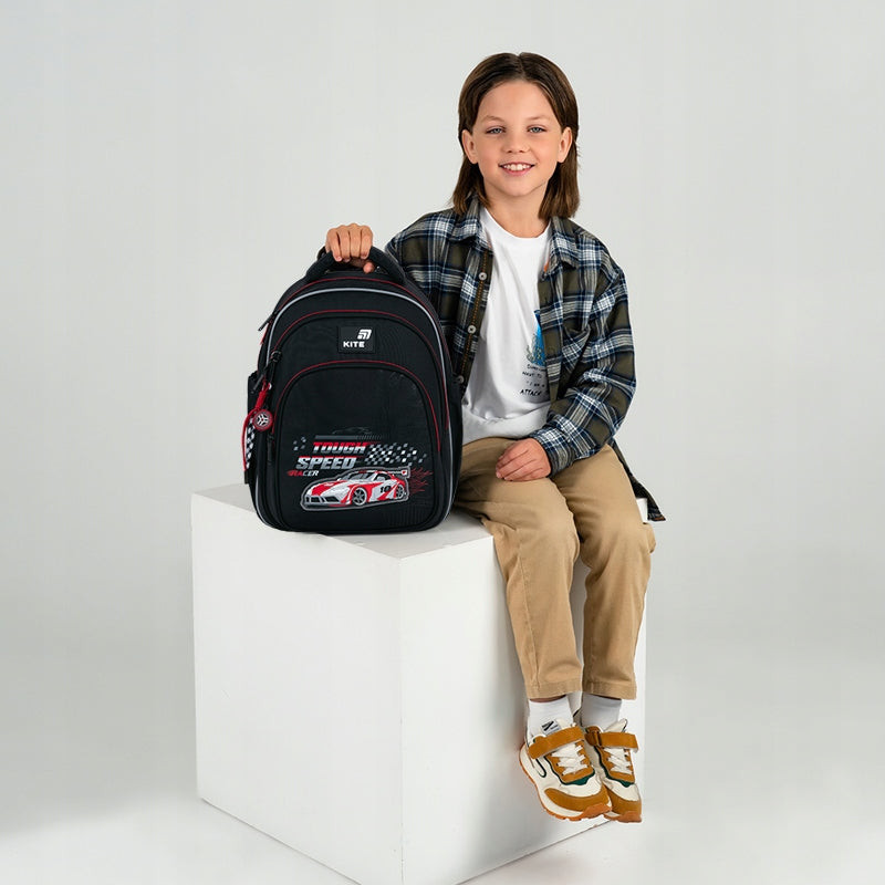 Chłopiec z plecakiem szkolnym Kite do szkoły