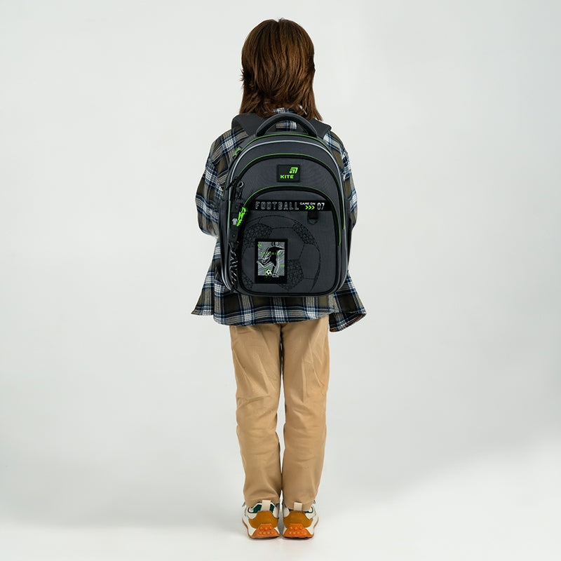 Plecak szkolny Kite na plecach dziecka