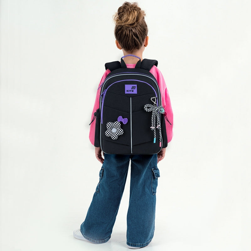 Plecak szkolny Kite na plecach dziecka