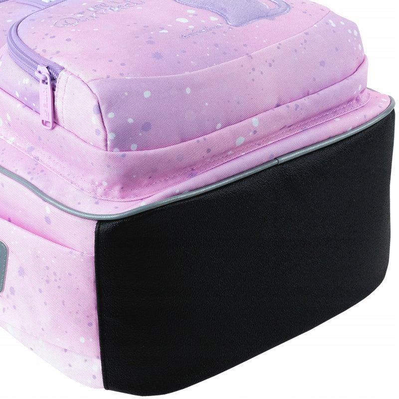 Wzmocnione gumowane dno PU ułatwiające czyszczenie plecaka.