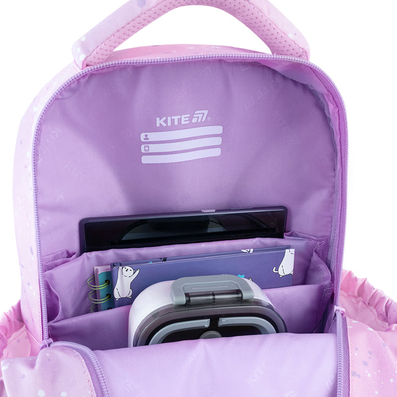 Pole na dane osobowe ucznia wewnątrz głównej komory plecaka.