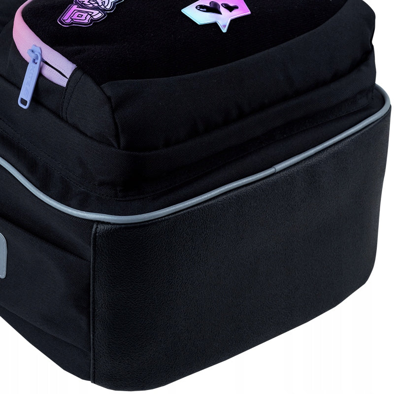 Wzmocnione gumowane dno PU chroniące dół plecaka przed zabrudzeniem.