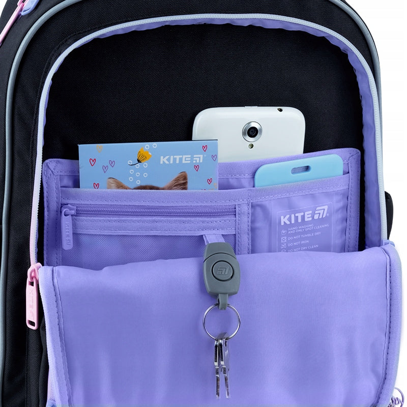 Przednia kieszeń plecaka Kite z miejscem na piórnik lub lunchbox.