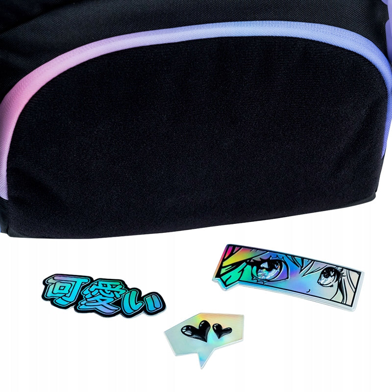 Holograficzne naszywki na rzep na przedniej kieszeni plecaka Kite.