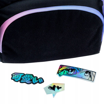 Holograficzne naszywki na rzep na przedniej kieszeni plecaka Kite.