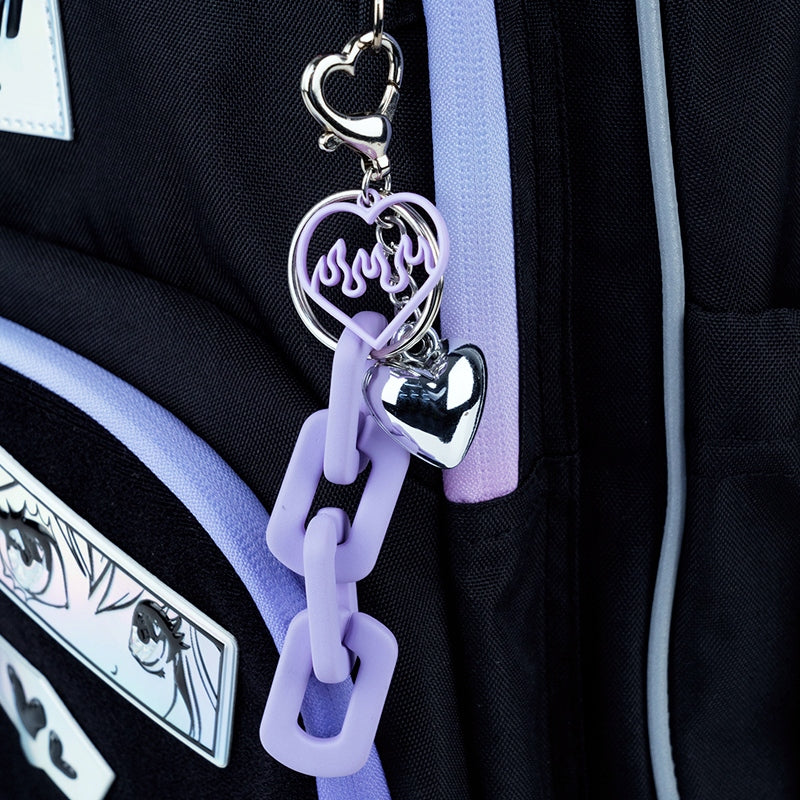 Ozdobny brelok zawieszka przy zamku błyskawicznym plecaka.