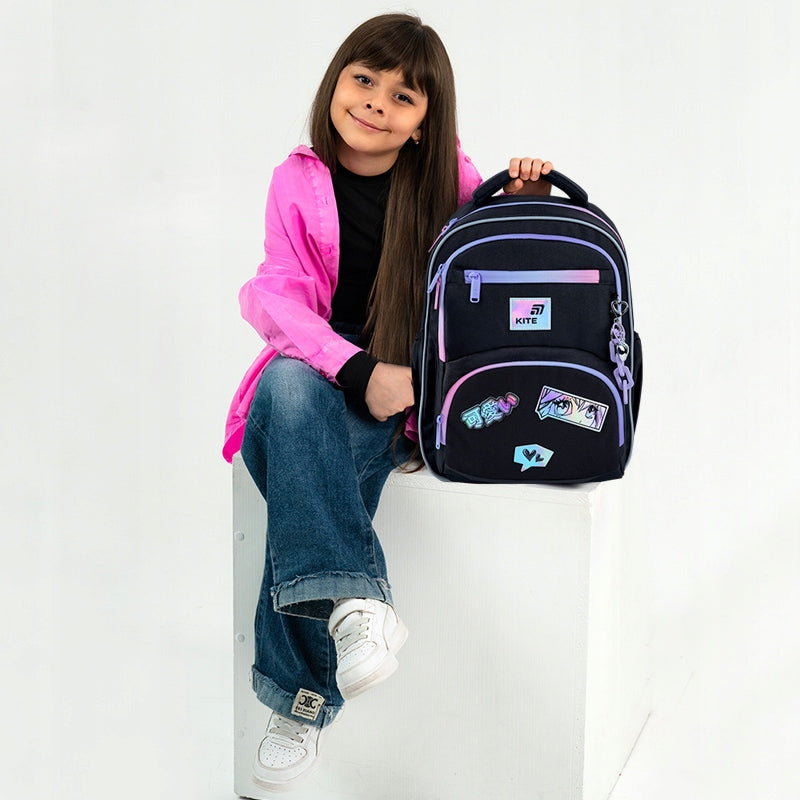 Lekki plecak szkolny Kite profil boczny z bidonem w kieszeni.