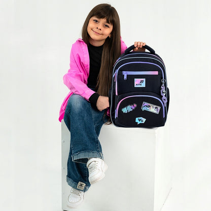 Lekki plecak szkolny Kite profil boczny z bidonem w kieszeni.