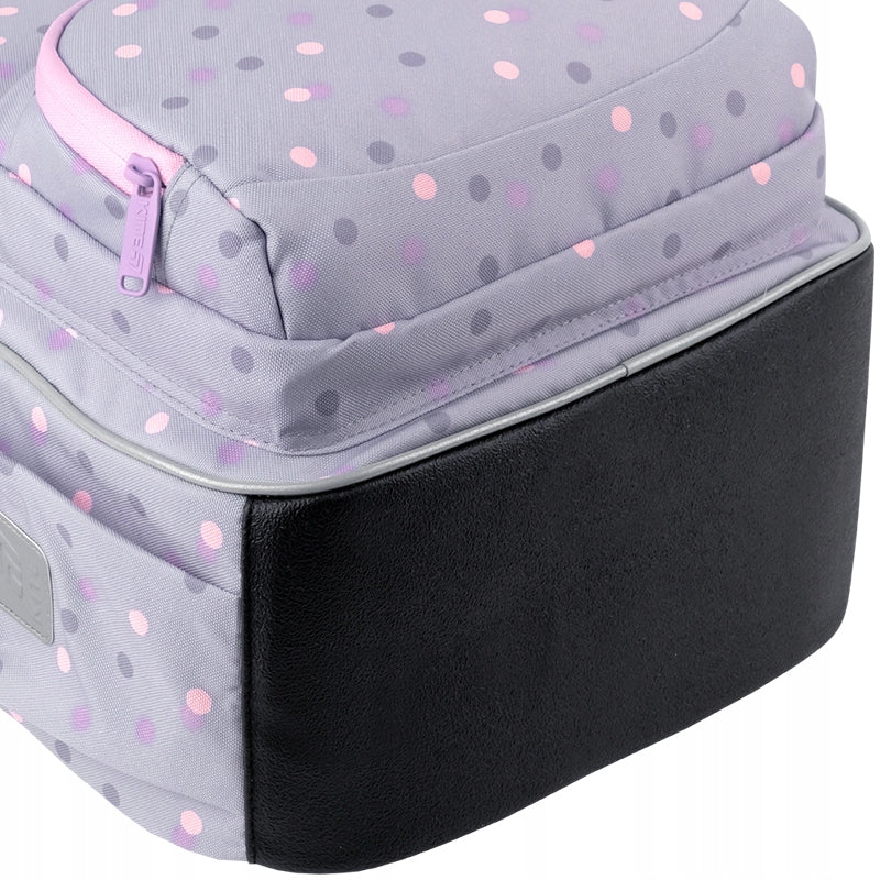 Wzmocnione gumowane dno PU ułatwiające pielęgnację plecaka.