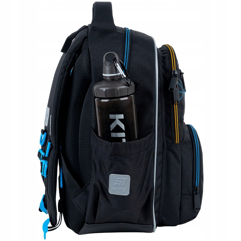 Boczna kieszeń z siatki na bidon lub termos szkolny.