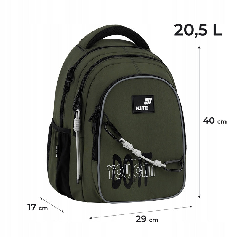 Infografika z wymiarami zielonego plecaka i wagą 875g.