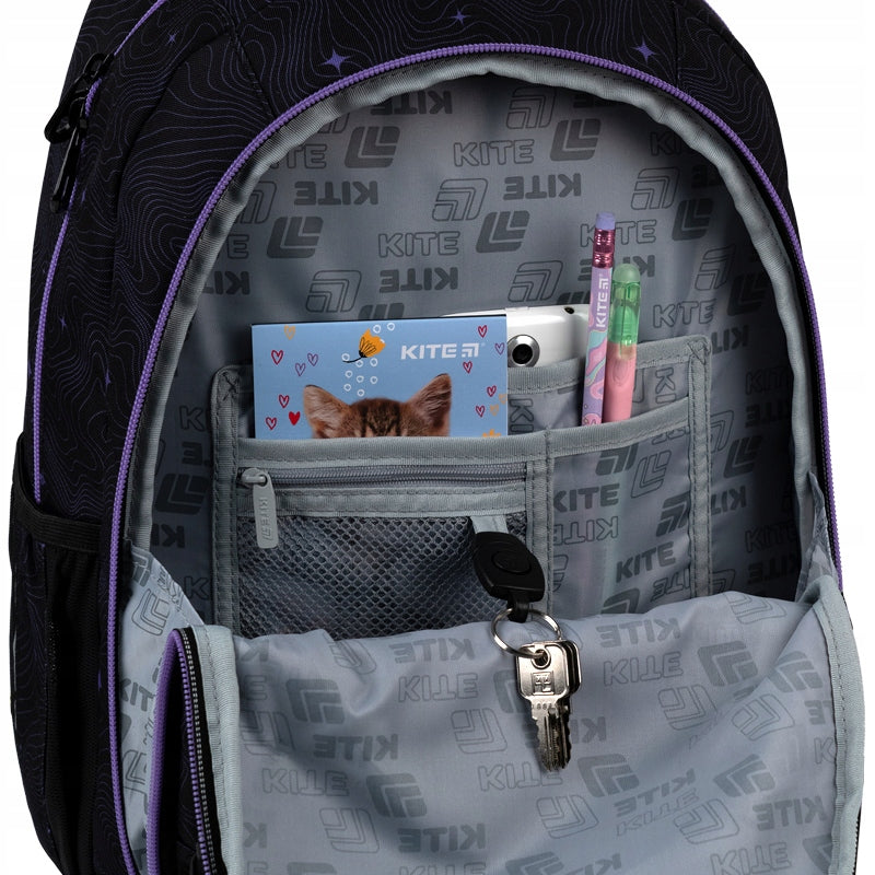 Zbliżenie na pojemną kieszeń frontową zamykaną na suwak, przeznaczoną na drobiazgi.