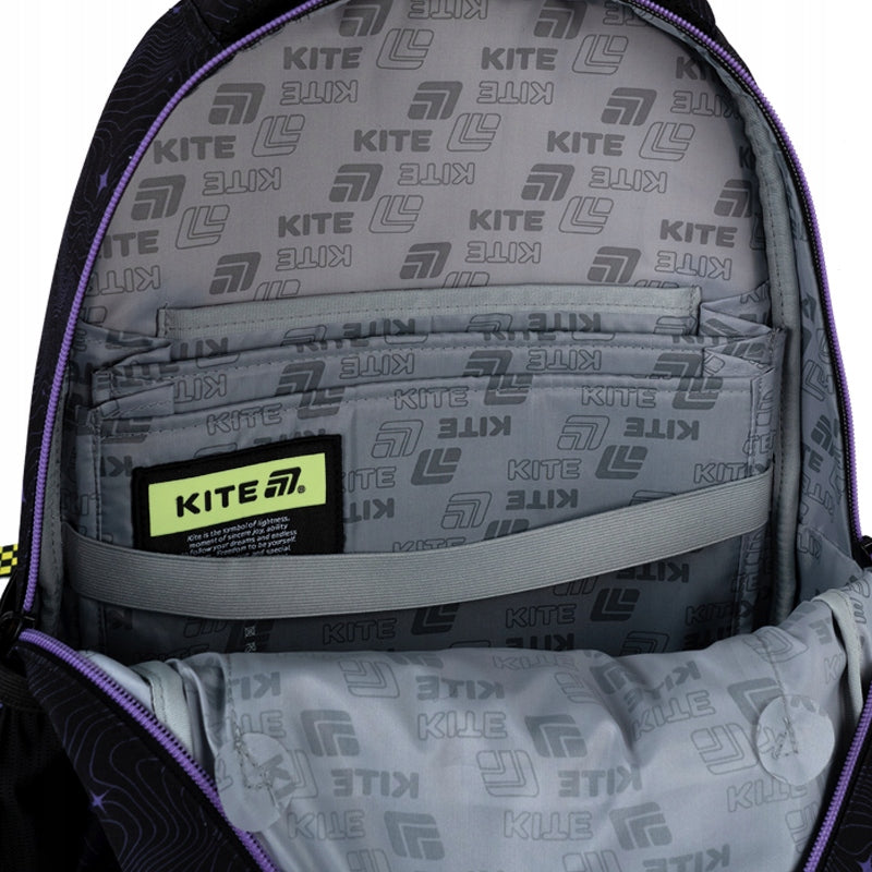 Wnętrze komory z elastyczną gumką, która utrzymuje książki blisko pleców.