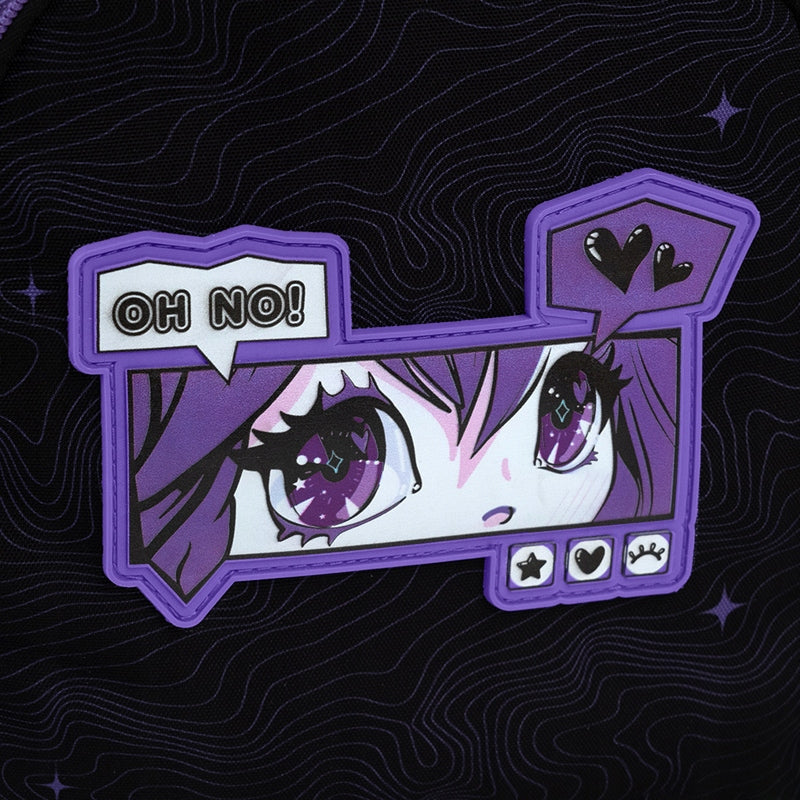 Zbliżenie na ozdobną gumową przypinkę z kolorowym nadrukiem na froncie.