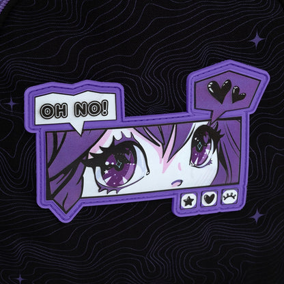 Zbliżenie na ozdobną gumową przypinkę z kolorowym nadrukiem na froncie.