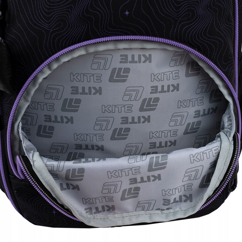 przednia kieszeń plecaka jest otwarta