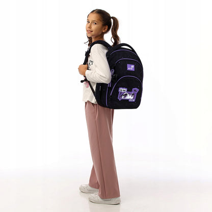 Nastolatek w czarnym plecaku, pokazujący jak model 905M prezentuje się na sylwetce.