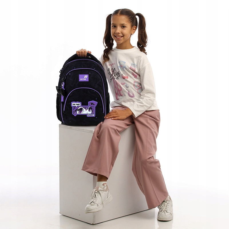 Zdjęcie obok dziecka, pozwalające ocenić rzeczywisty rozmiar plecaka.