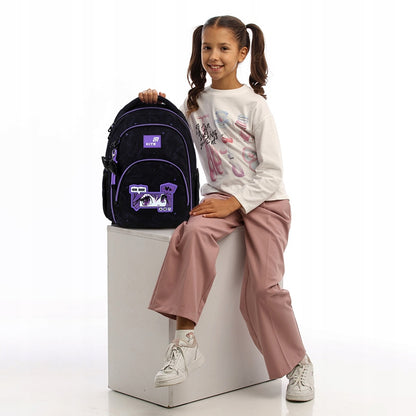 Zdjęcie obok dziecka, pozwalające ocenić rzeczywisty rozmiar plecaka.