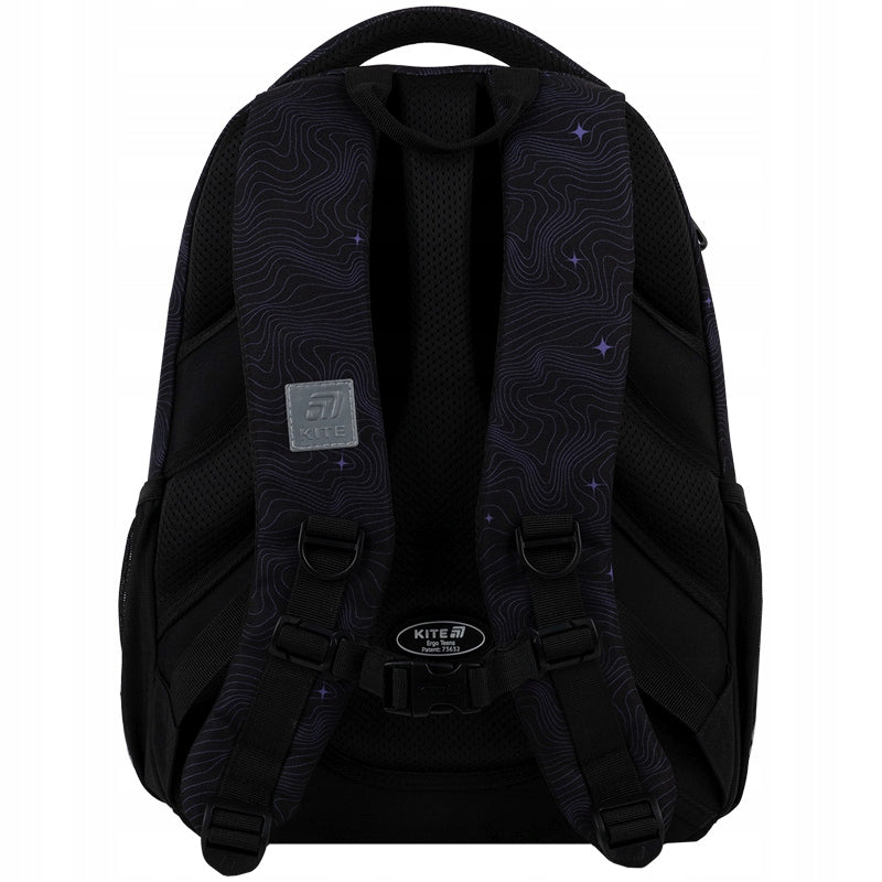 Zbliżenie na szerokie, miękkie szelki z elementami odblaskowymi i pasem piersiowym.