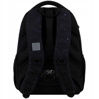 Zbliżenie na szerokie, miękkie szelki z elementami odblaskowymi i pasem piersiowym.