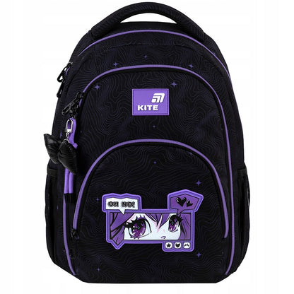 Front czarnego plecaka Kite z widocznym wypukłym nadrukiem 3D i brelokiem.