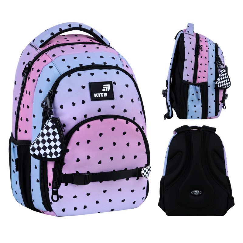 Prezentacja różowego plecaka w białe kropki z różnych perspektyw, pokazująca jego wielowarstwową konstrukcję.