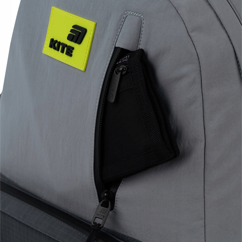 przestronna przednia kieszeń zapinana na zamek