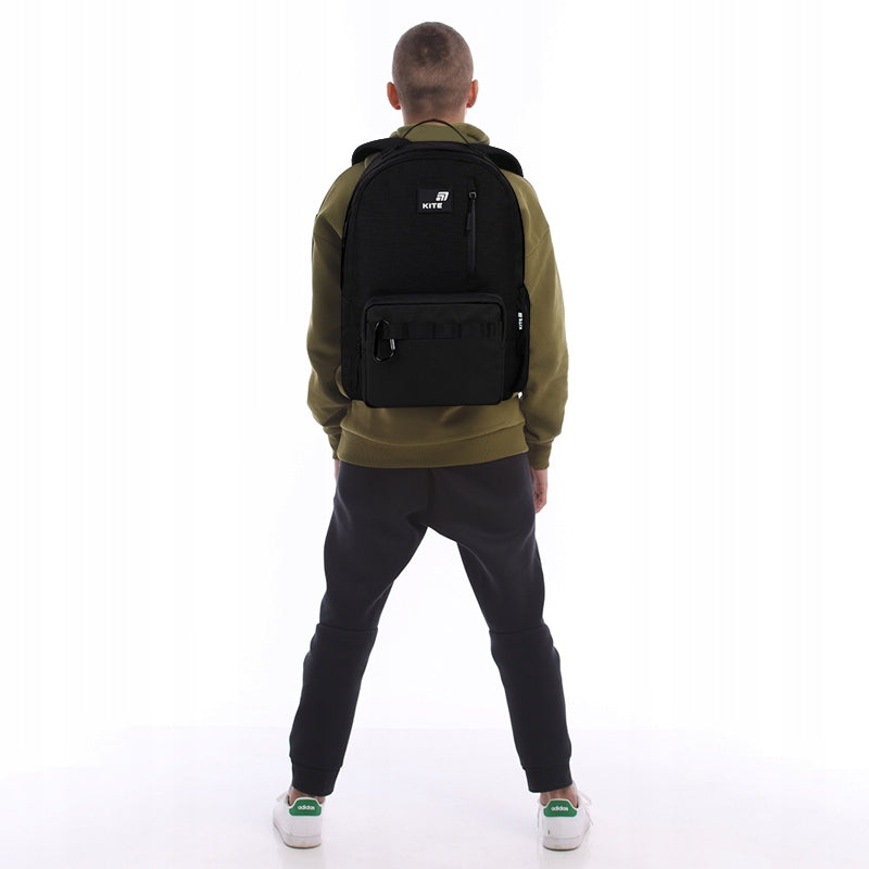 Plecak szkolny młodzieżowy Kite Teens Black – widok na dziecku