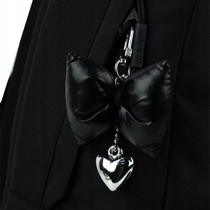 Dekoracja: miękki brelok wykonany z połączonych materiałów.